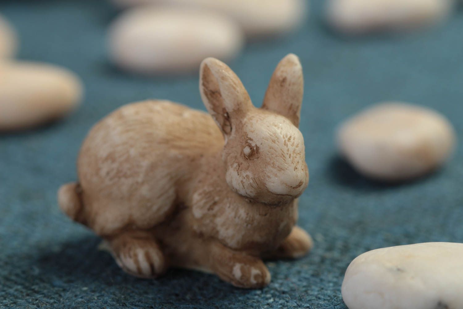 Статуэтка из полимерной смолы и мраморной крошки в виде кролика ручной работы фото 1