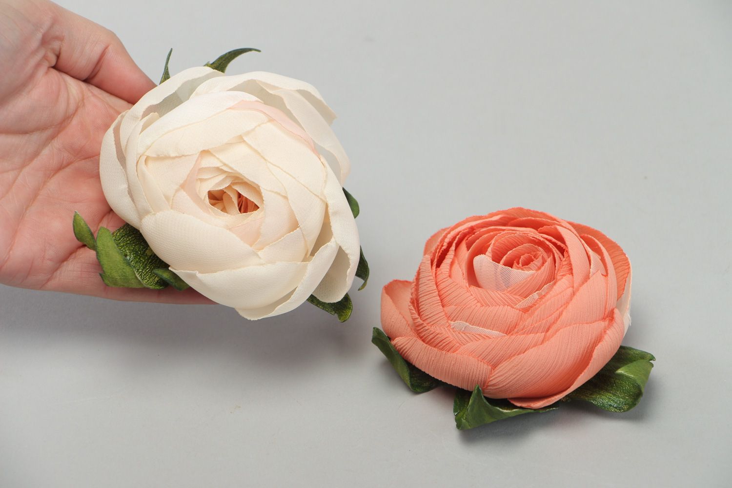 Schöne elegante handgemachte Broschen Blumen aus Chiffon Set aus 2 Stück  foto 4