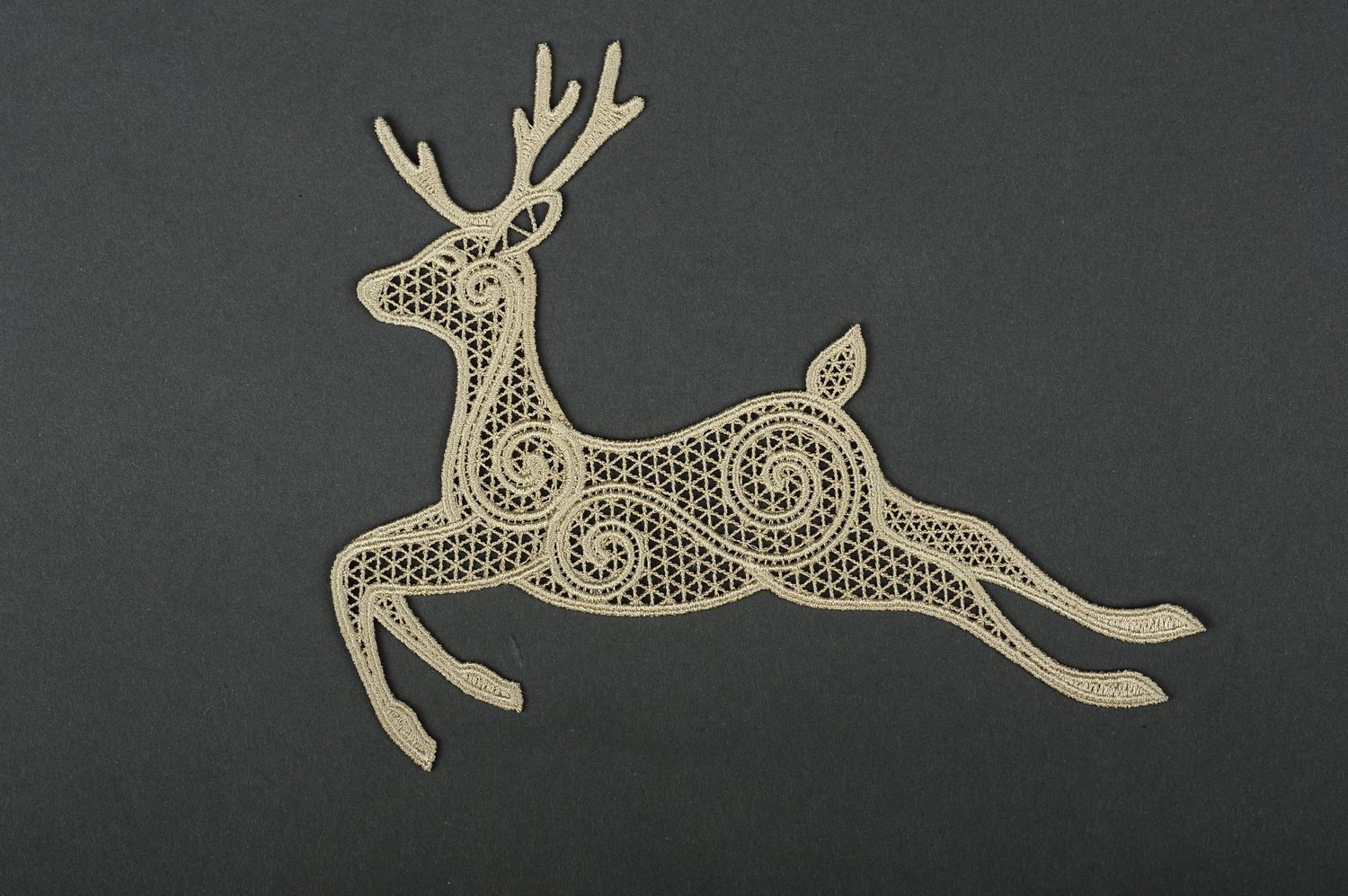 Игрушка на елку handmade декор для дома новогоднее украшение олень из кружева фото 4