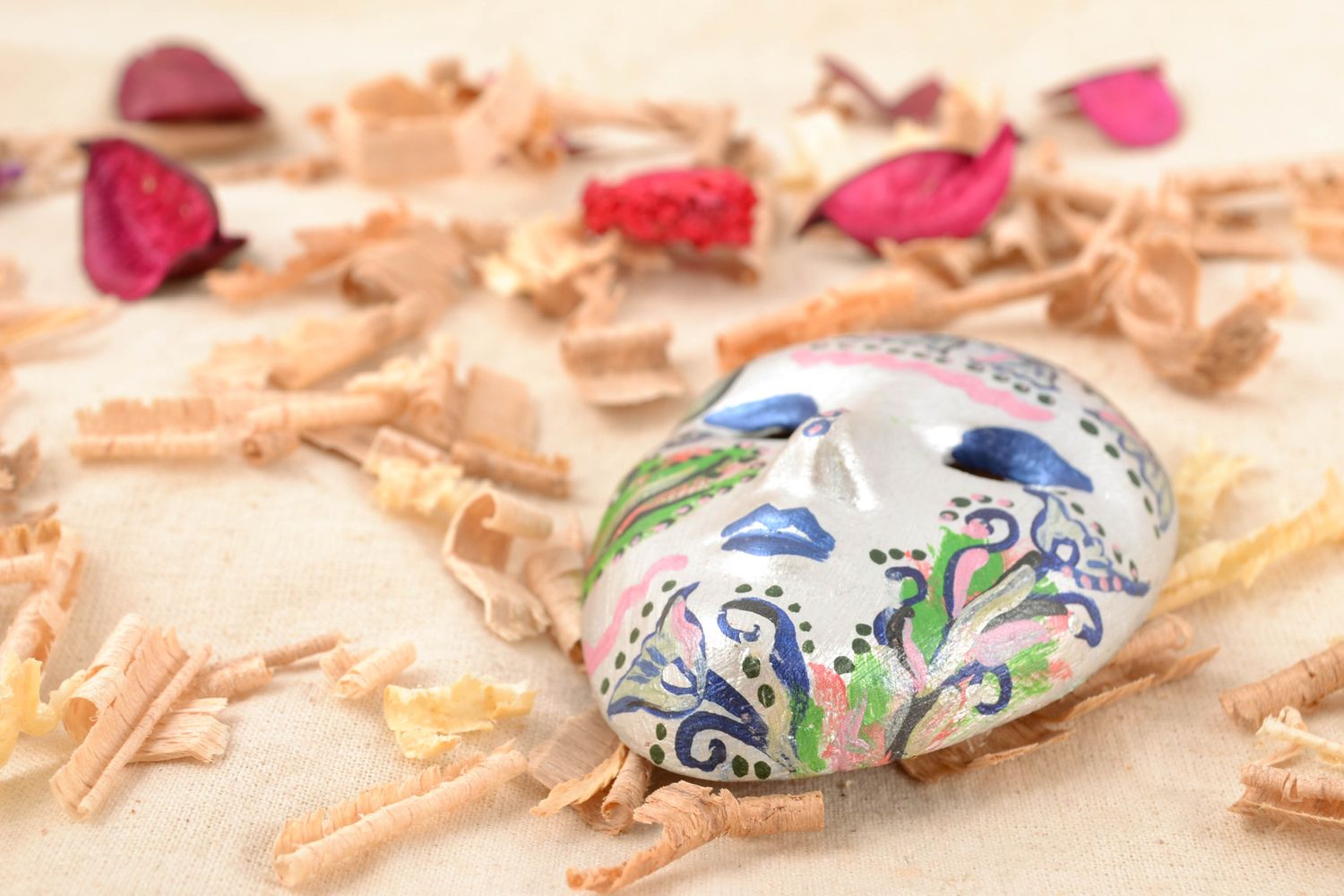 Сувенирная маска с разноцветными узорами глиняная  фото 2