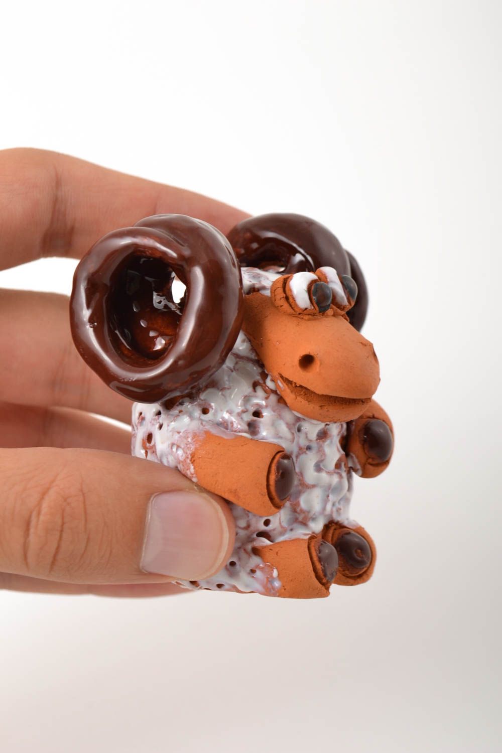 Figurina di animaletto fatta a mano in ceramica souvenir statuina di montone foto 4
