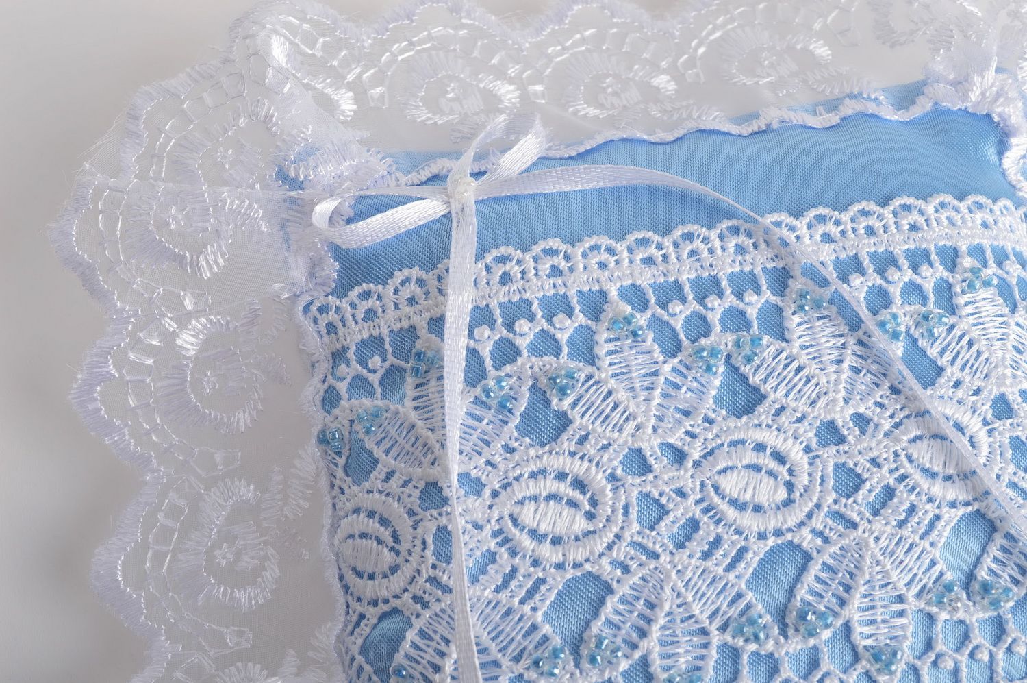 Свадебная подушечка для колец из атласа с кружевом голубенькая ручной работы фото 5