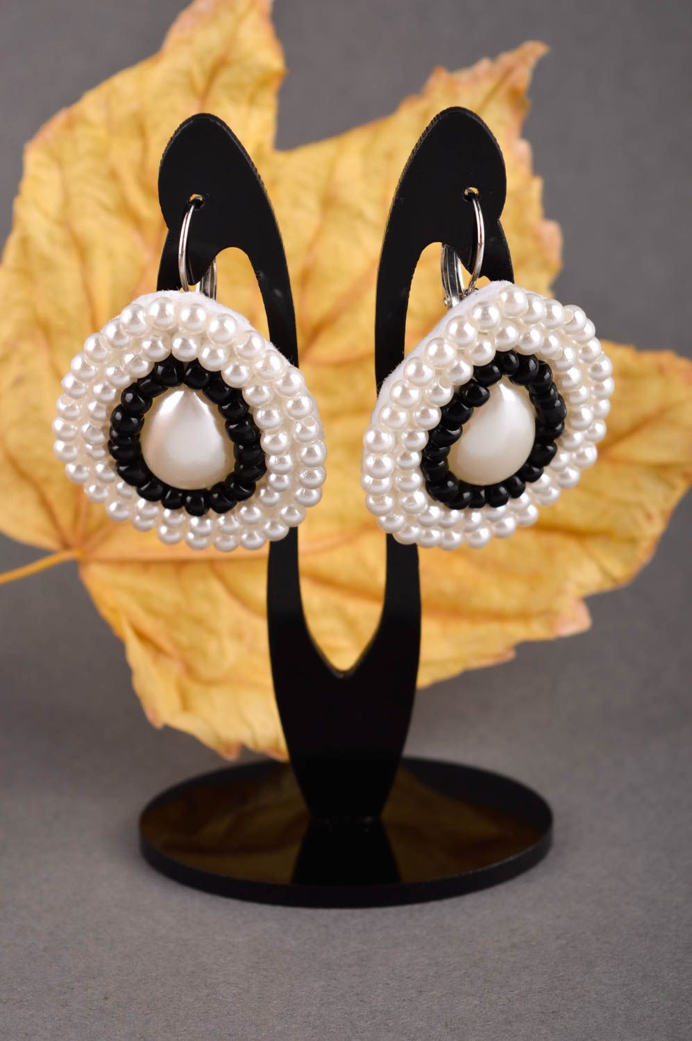 Orecchini di perline fatti a mano rotondi accessorio originale bello da donna
 foto 1