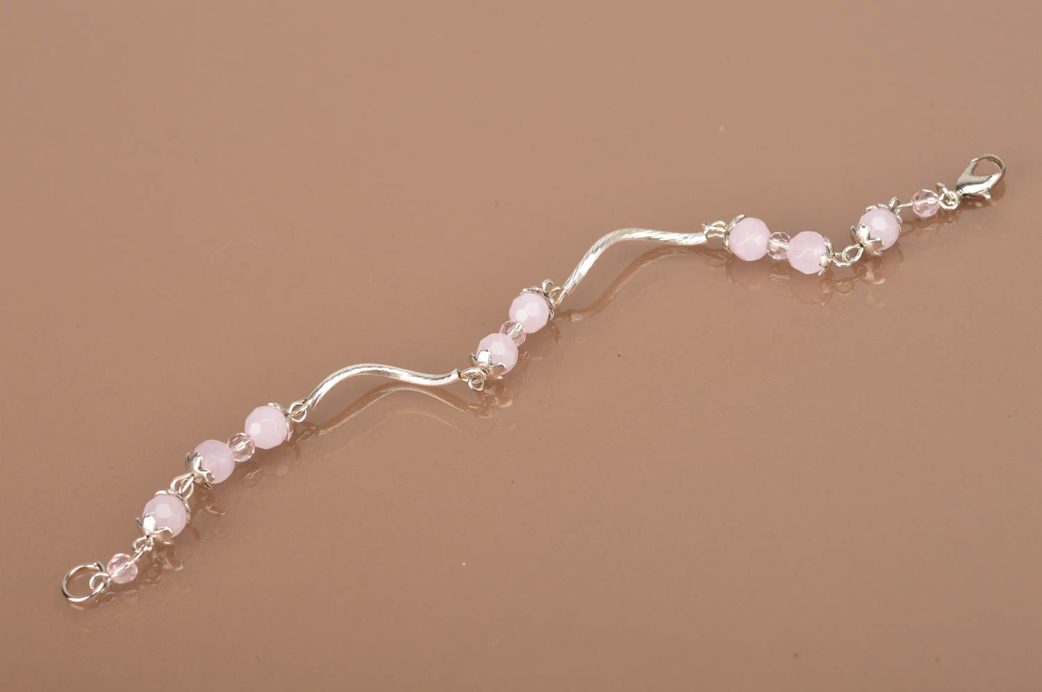 Bracelet fin en fourniture de métal et perles à facettes roses fait main joli photo 5