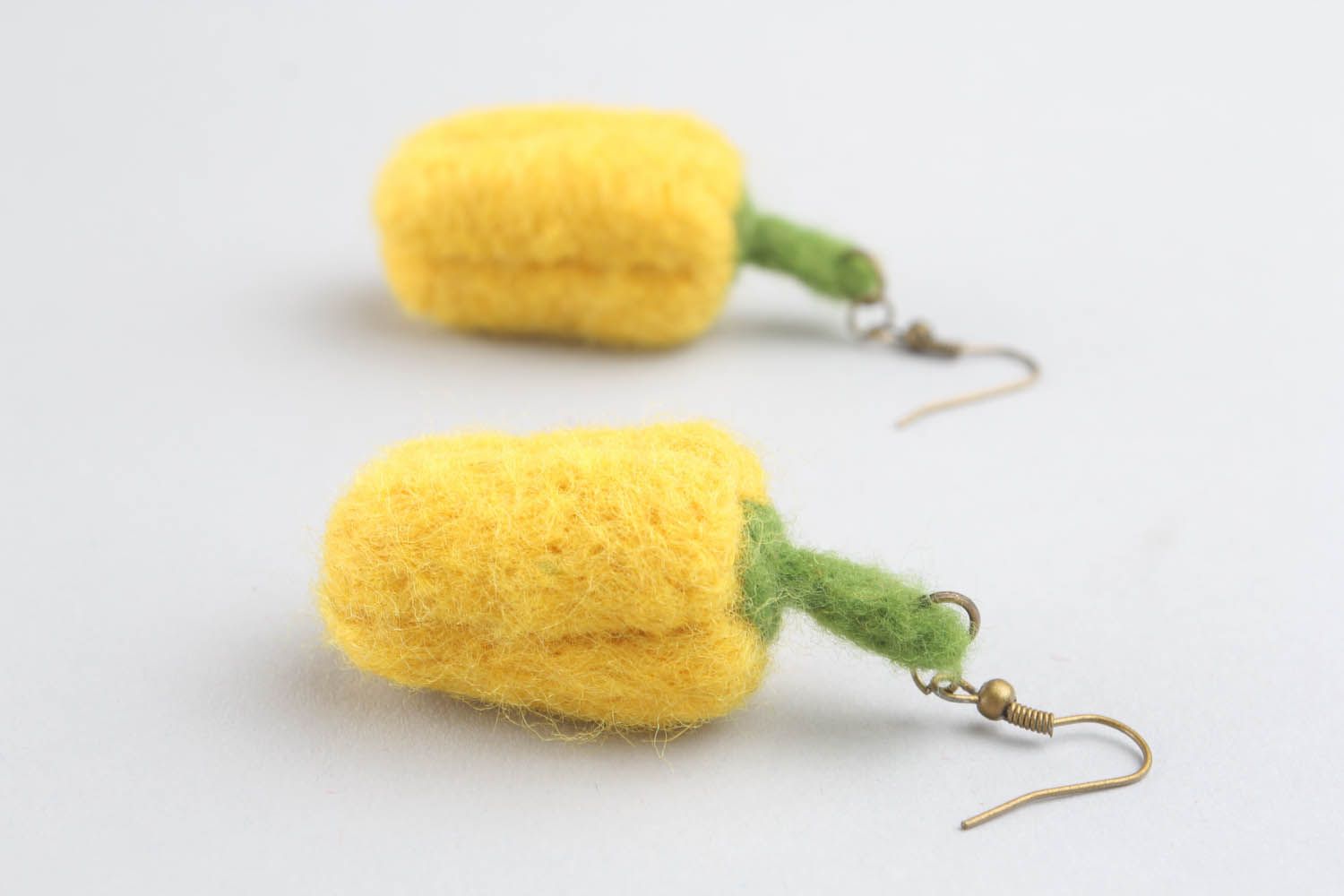 Boucles d'oreilles en laine feutrée jaunes poivrons faites main photo 4