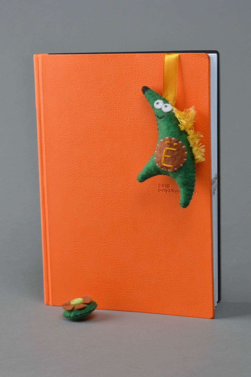 Веселая закладка для книг из фетра с игрушкой в виде ежика ручной работы розовая фото 2