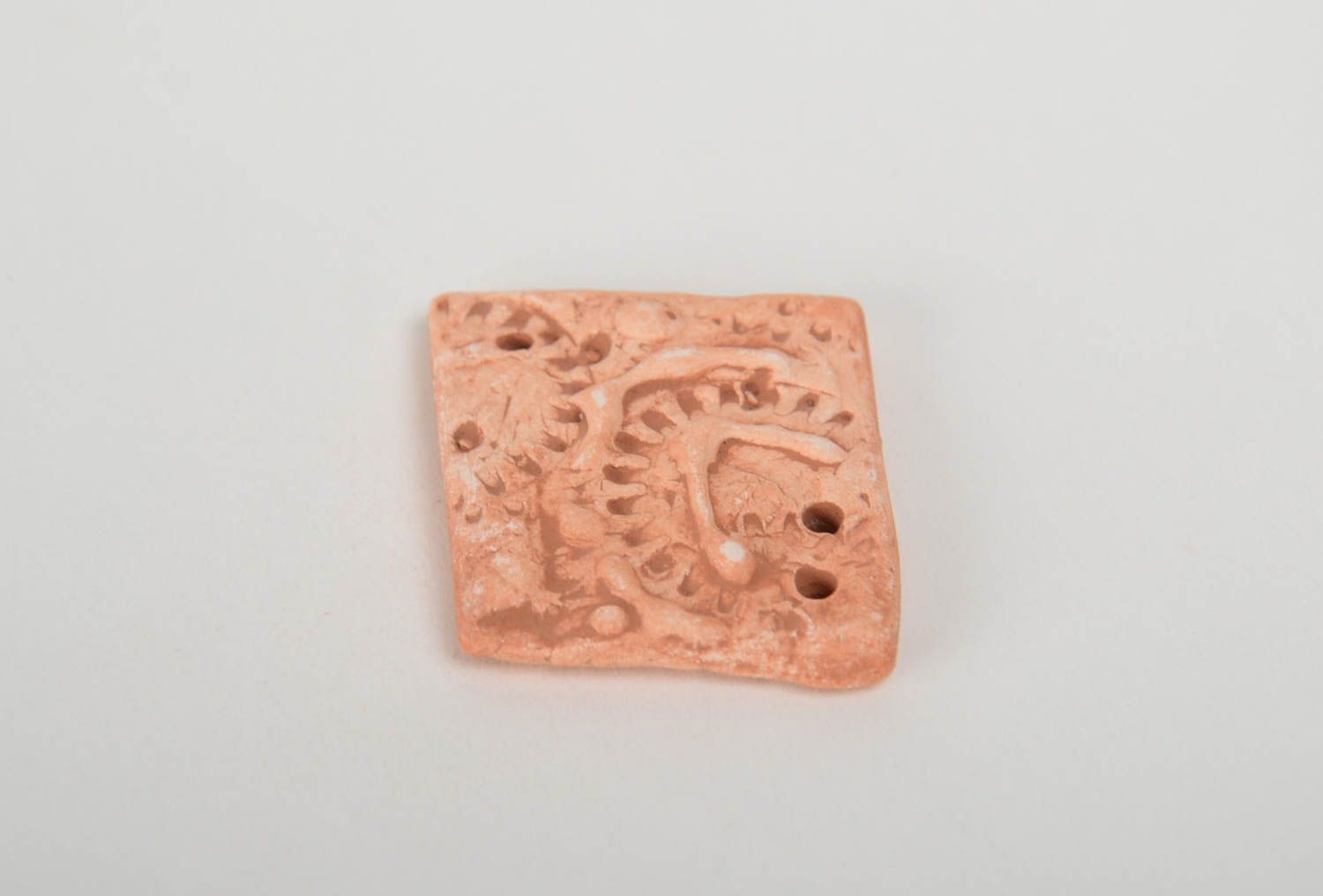 Pendentif d'argile à peindre fait main losange marron en relief style ethnique  photo 4