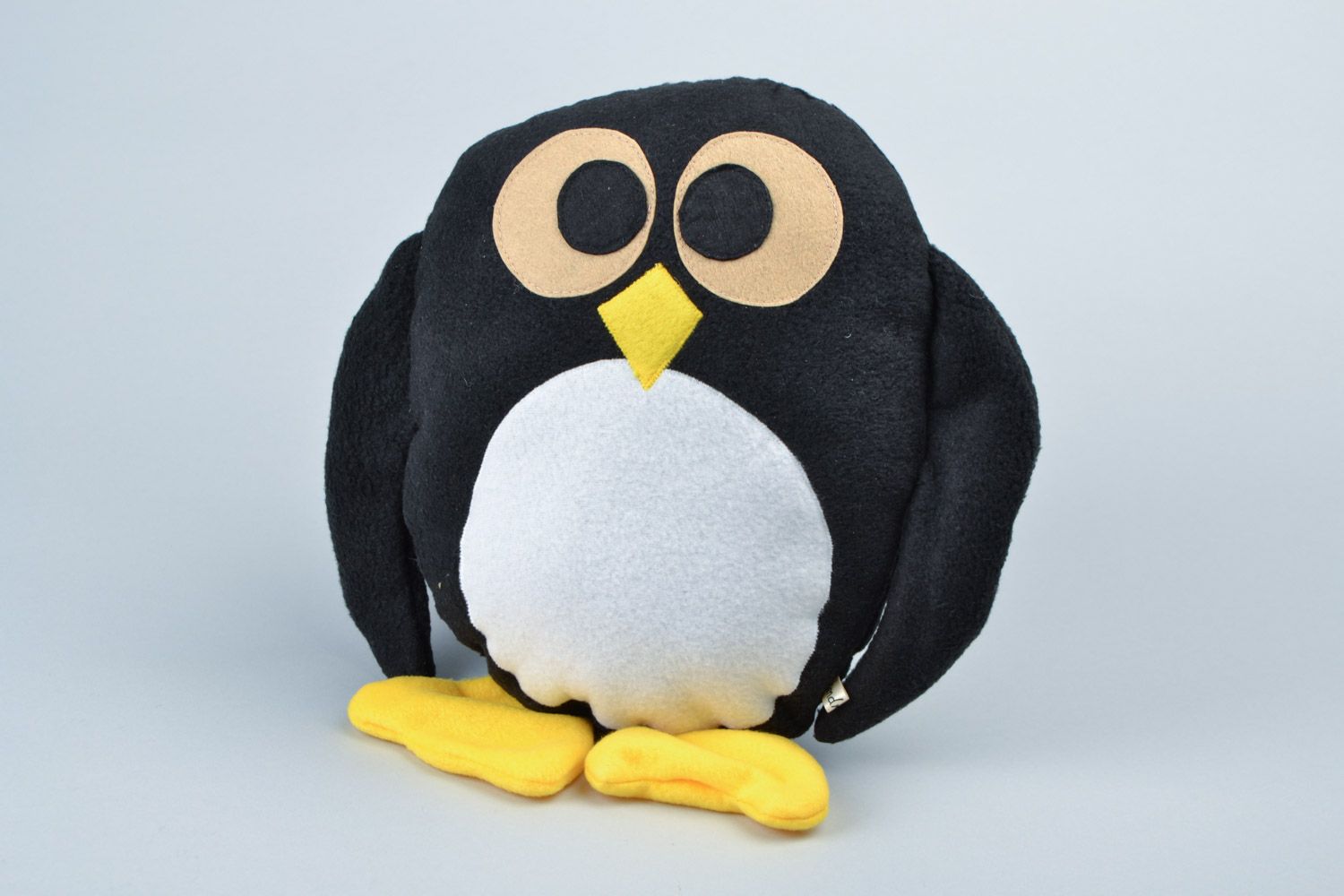 Juguete cojín pingüino divertido negro con blanco y amarillo hecho a mano foto 1