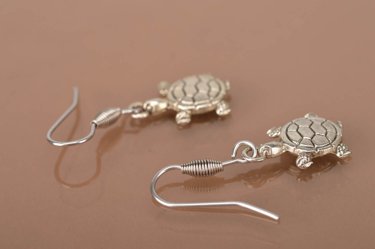 Boucles d'oreilles pendantes Bijou fait main tortues en métal Accessoire femme photo 5