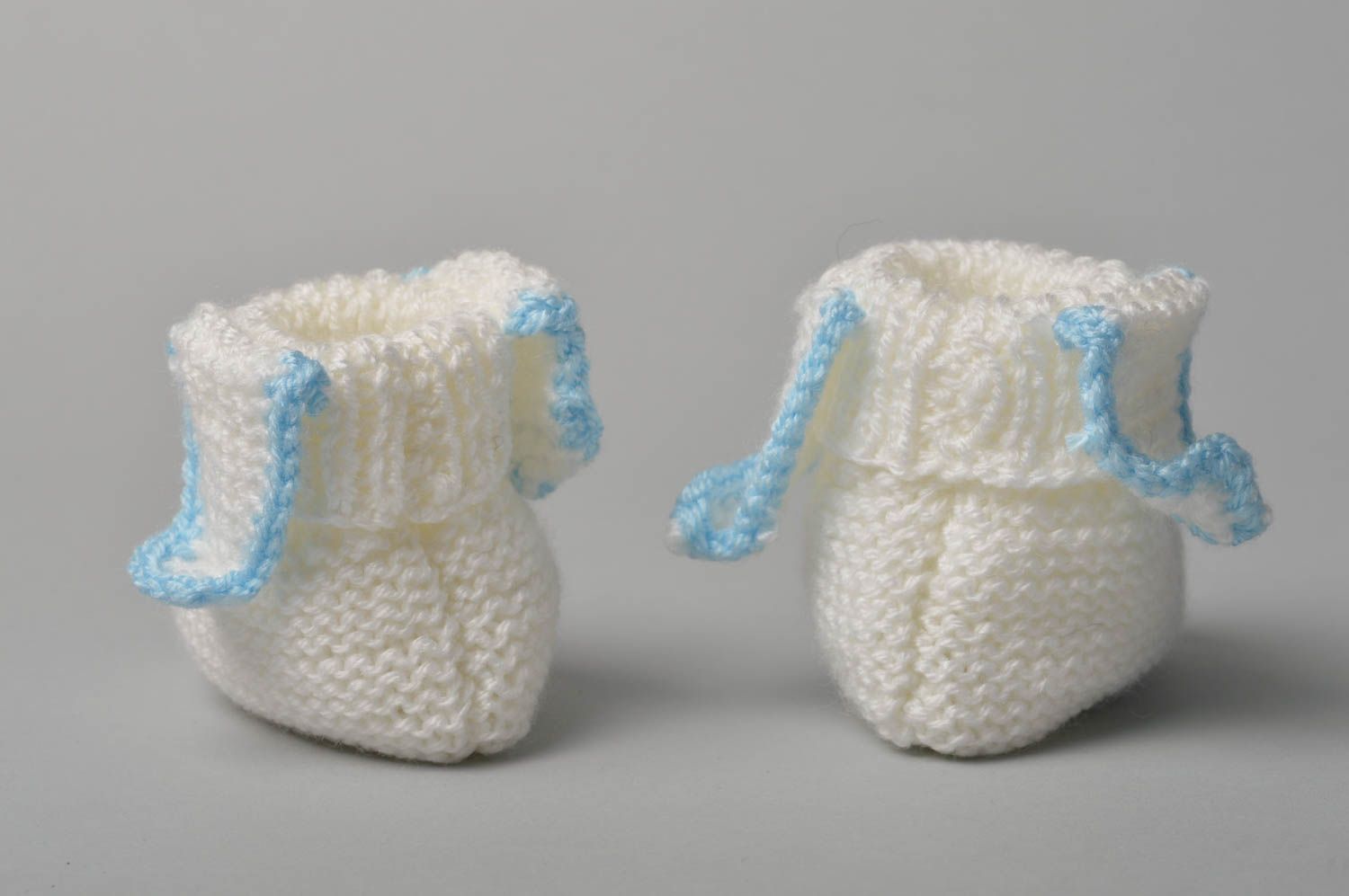 Chaussons tricotés fait main Accessoire bébé blanc bleu ciel Cadeau enfant photo 3