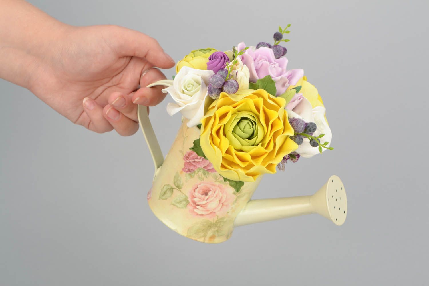 Arrosoir décoratif avec fleurs fait main photo 2