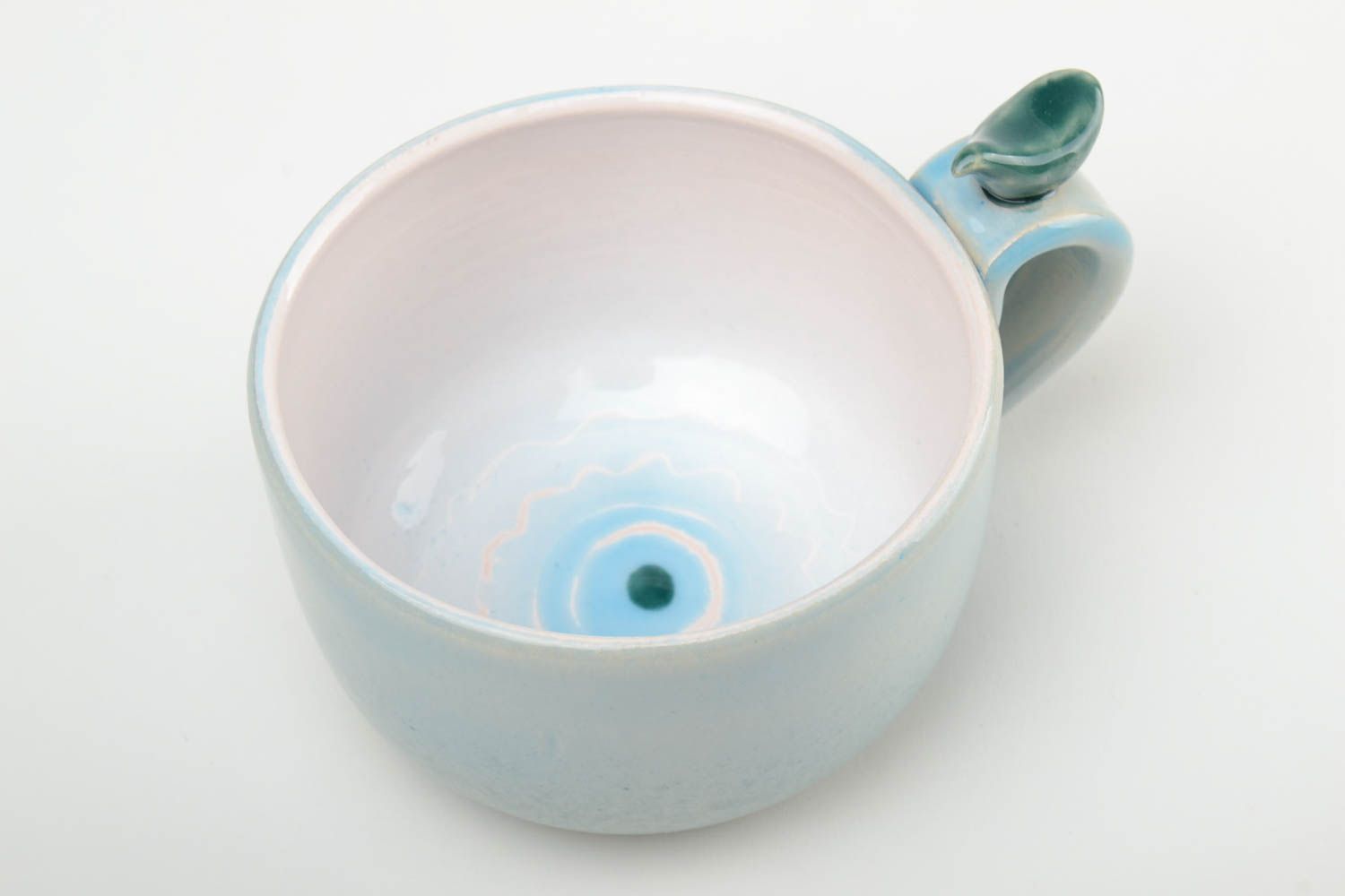 Голубая чашка ручной работы из глины расписанная глазурью и эмалью 300 мл фото 2