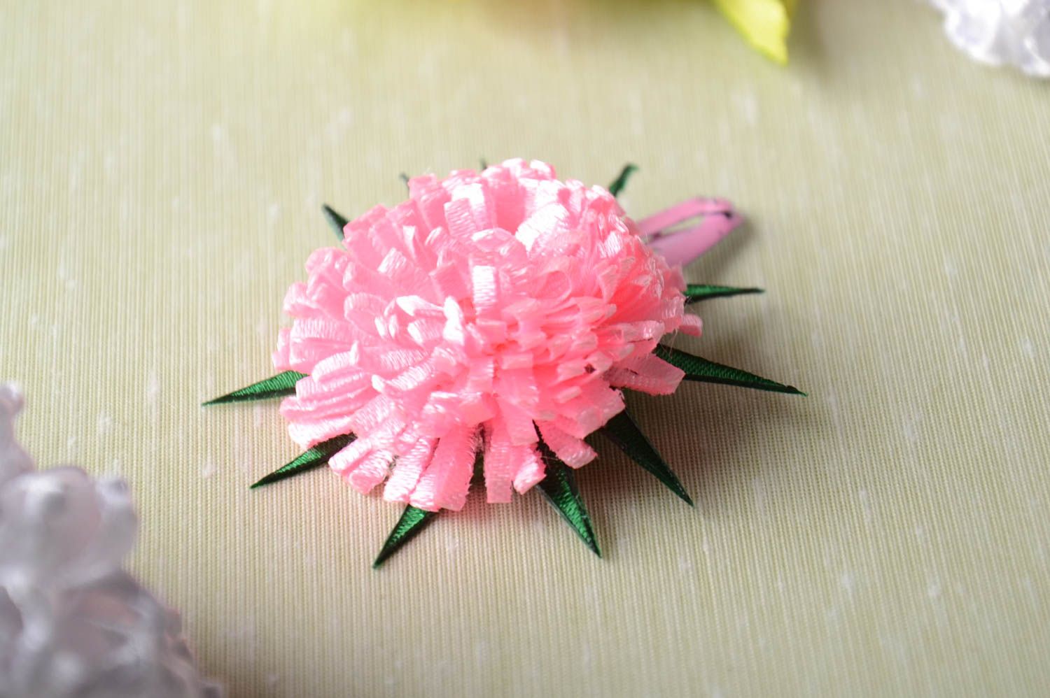 Розовая заколка для волос цветок из лент объемный аксессуар ручной работы  фото 1