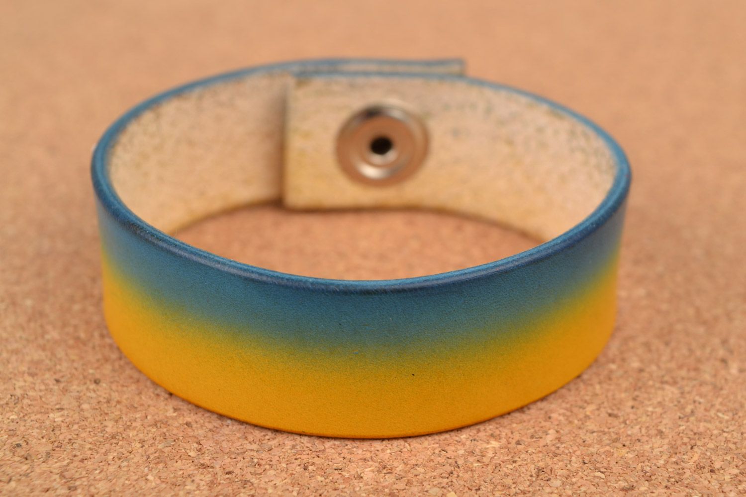 Large bracelet en cuir naturel jaune et bleu avec bouton-pression fait main photo 1