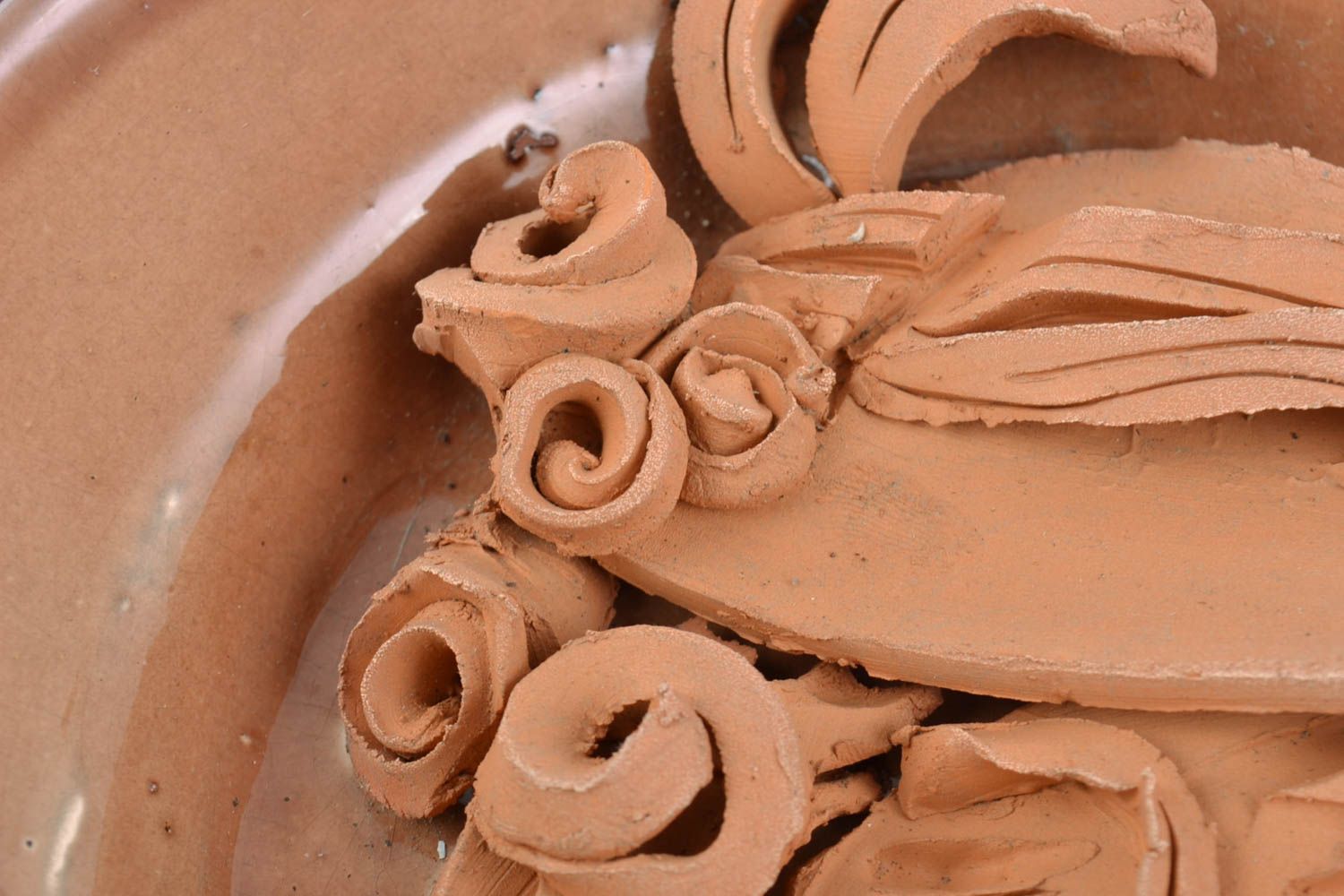 Brauner handgemachter schöner nicht großer Deko Teller aus Keramik an Wand foto 3