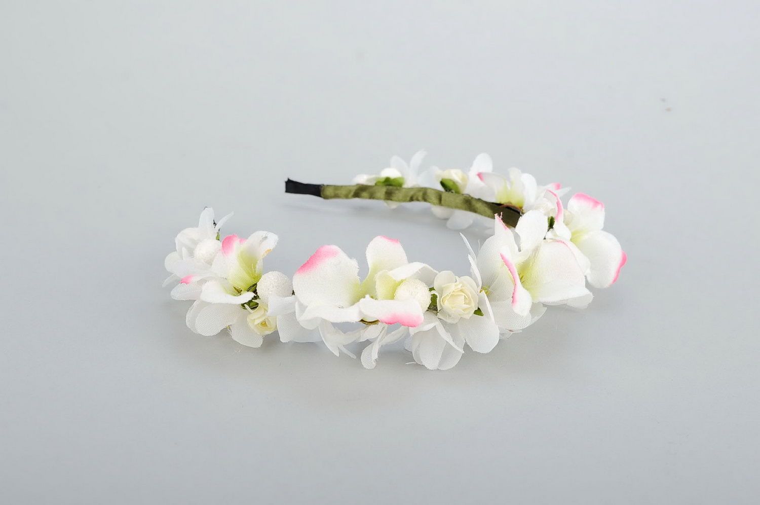Headband with white artificial flowers photo 1
