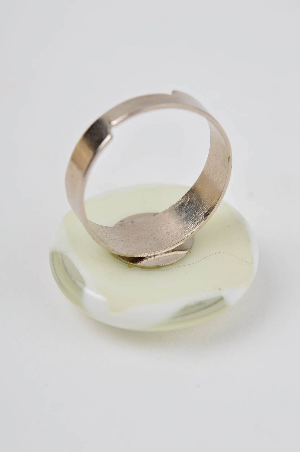 Кольцо ручной работы кольцо из стекла в белых тонах бижутерия из стекла фото 2