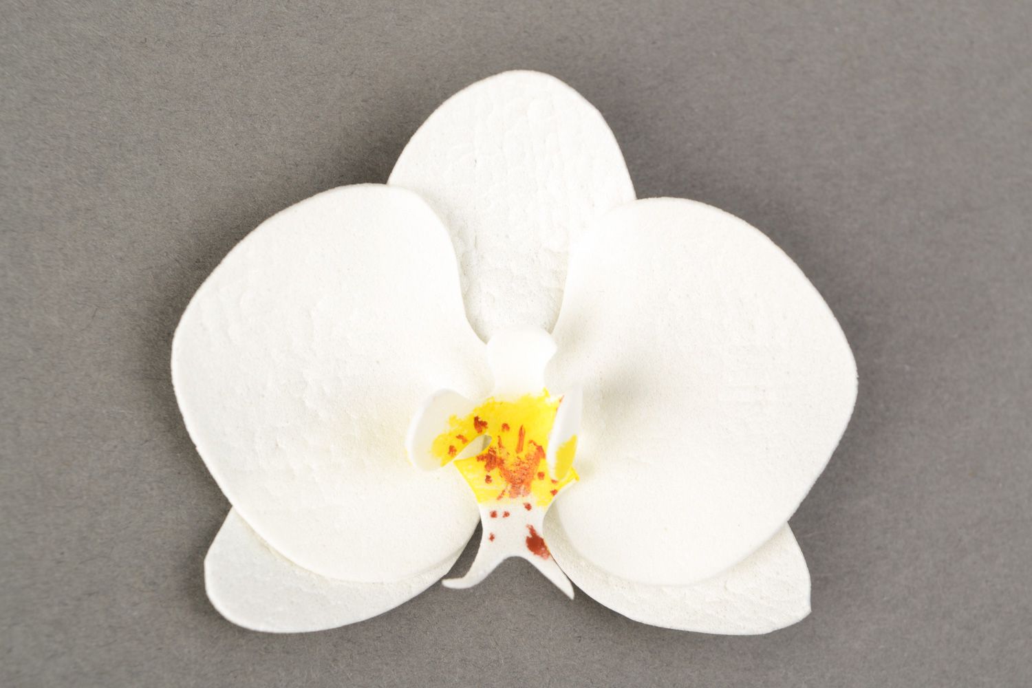 Pinza para el pelo con flor hecha a mano de fom con forma de orquídea blanca foto 3