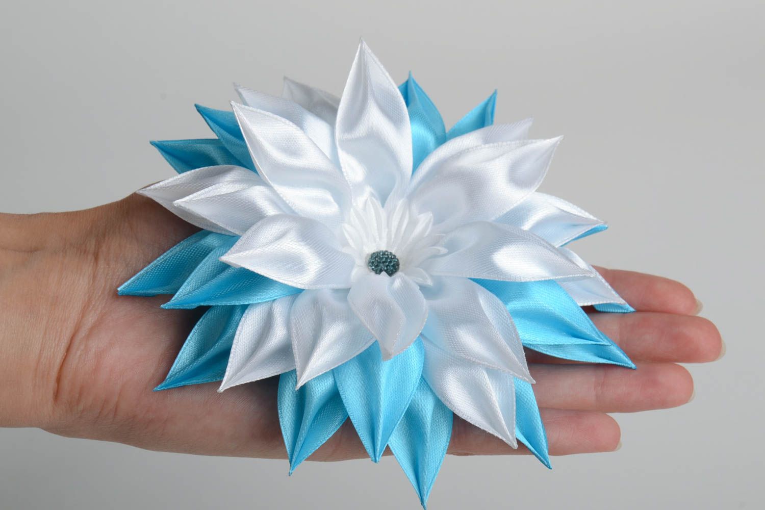 Belle fleur pour bijoux faite main en rubans de satin blanc bleu accessoire photo 5