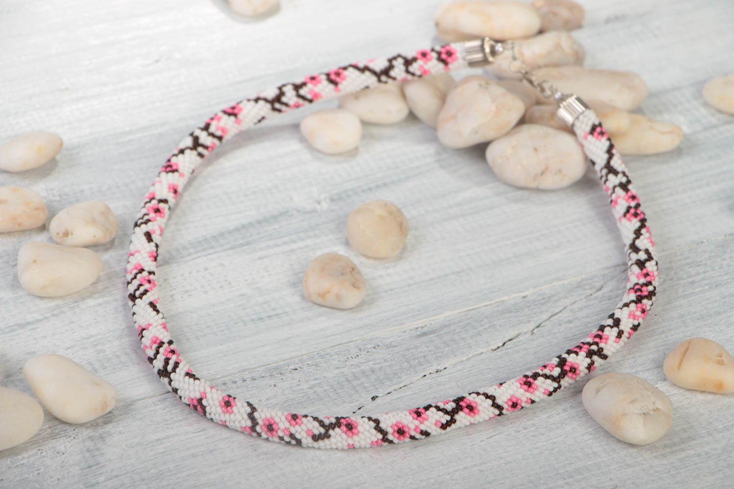 Collier spirale en perles de rocaille tchèques blanc à motif floral fait main photo 1