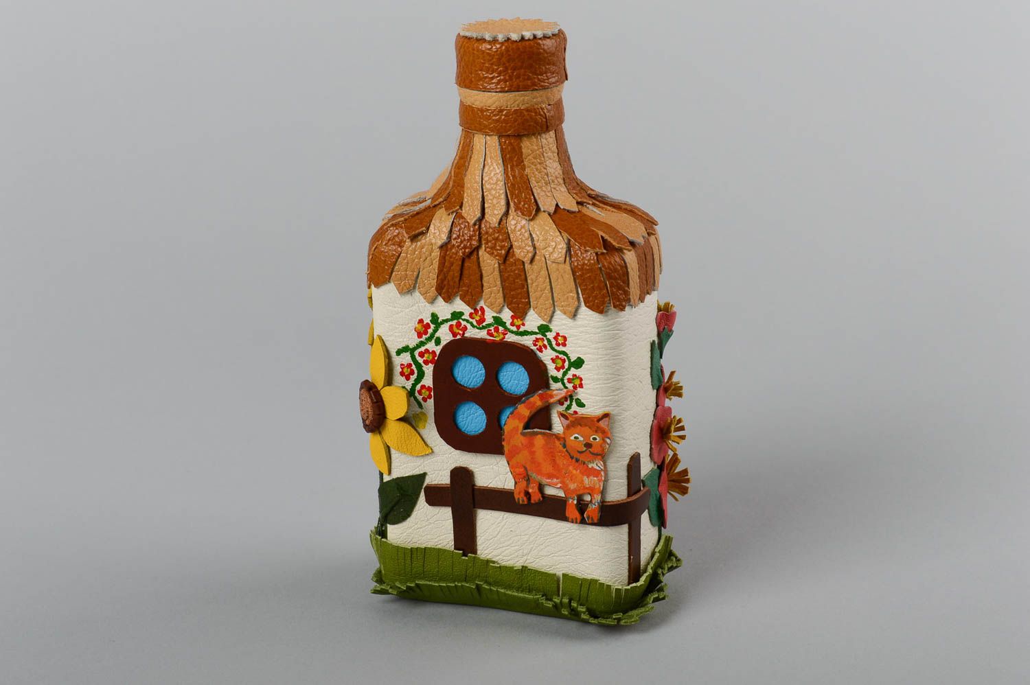 Необычная стеклянная бутылка декорированная кожей хенд мейд в этно стиле декор фото 2