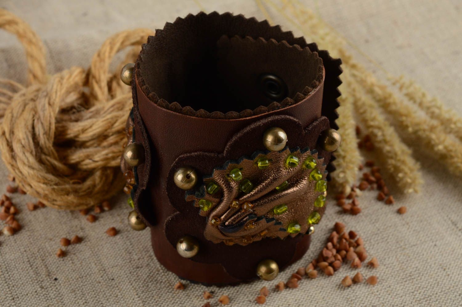Кожаный браслет декорированный замшей и бисером с цветками ручной работы фото 1