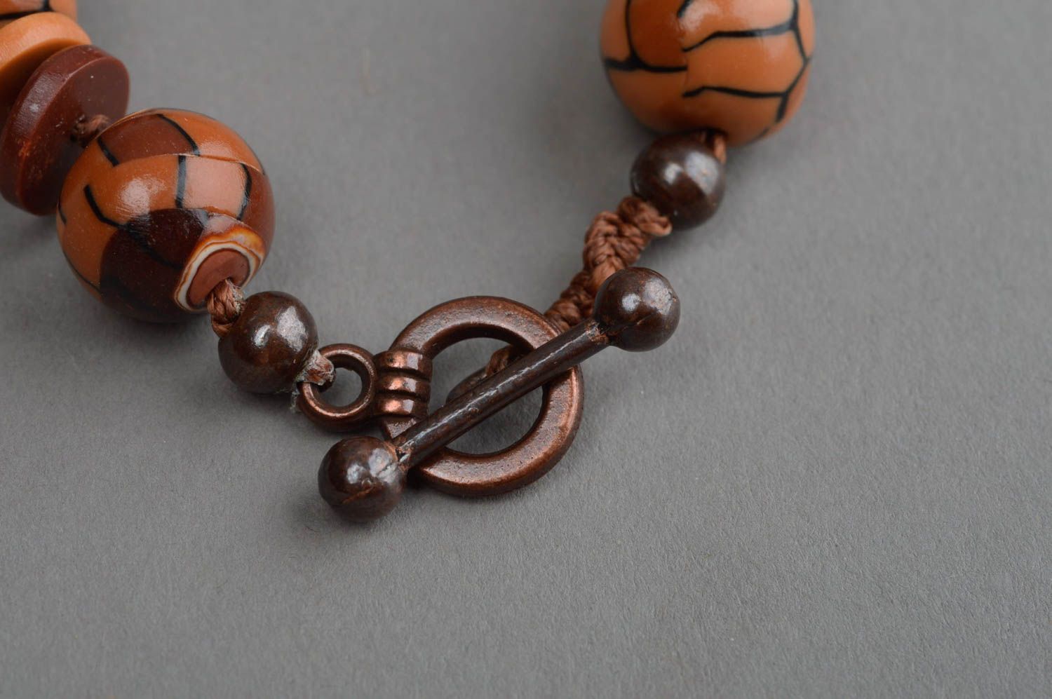 Женский наручный браслет из полимерной глины коричневого цвета фурнитура металл фото 4