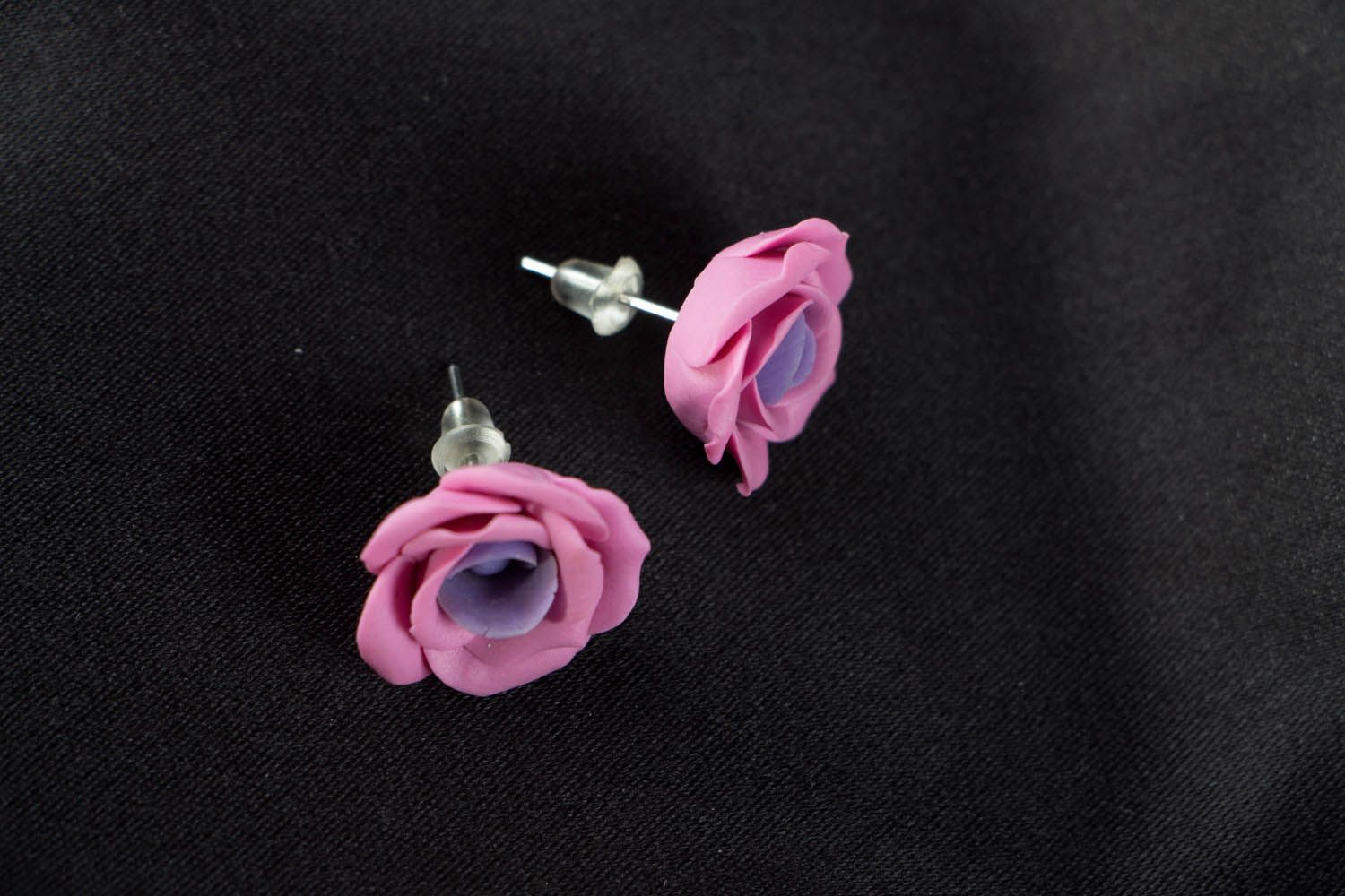 Boucles d'oreilles puces fleurs roses photo 2