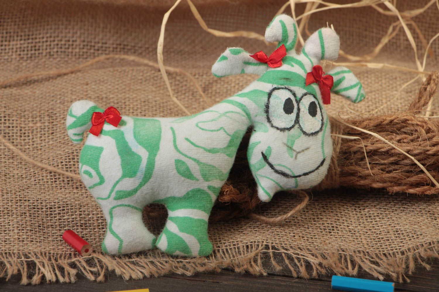 Мягкая игрушка ручной работы в виде козы из хлопка зеленая с белым для ребенка фото 1