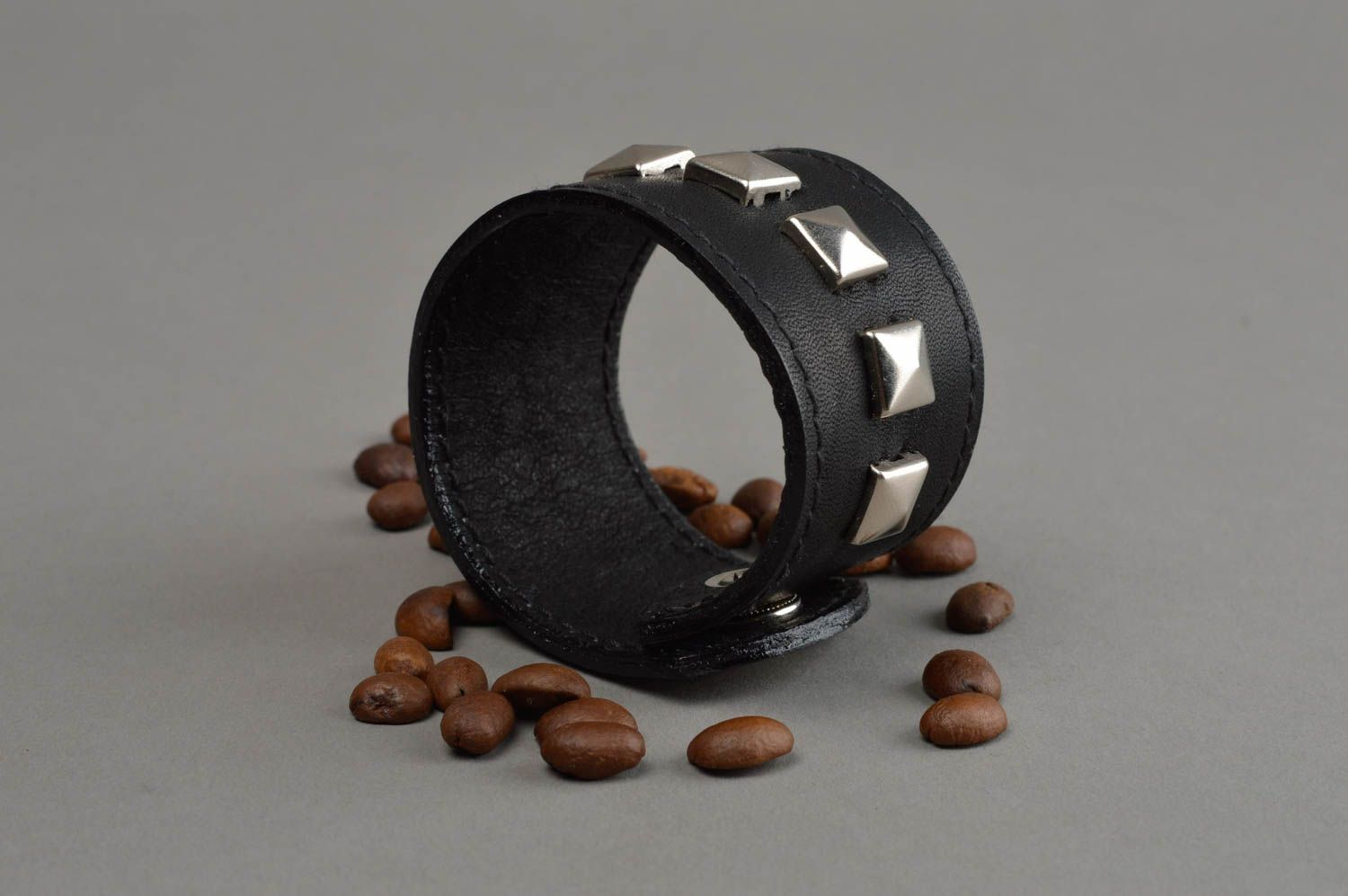 Schwarzes breites stilvolles Unisex Armband aus Leder mit Nieten handmade  foto 1
