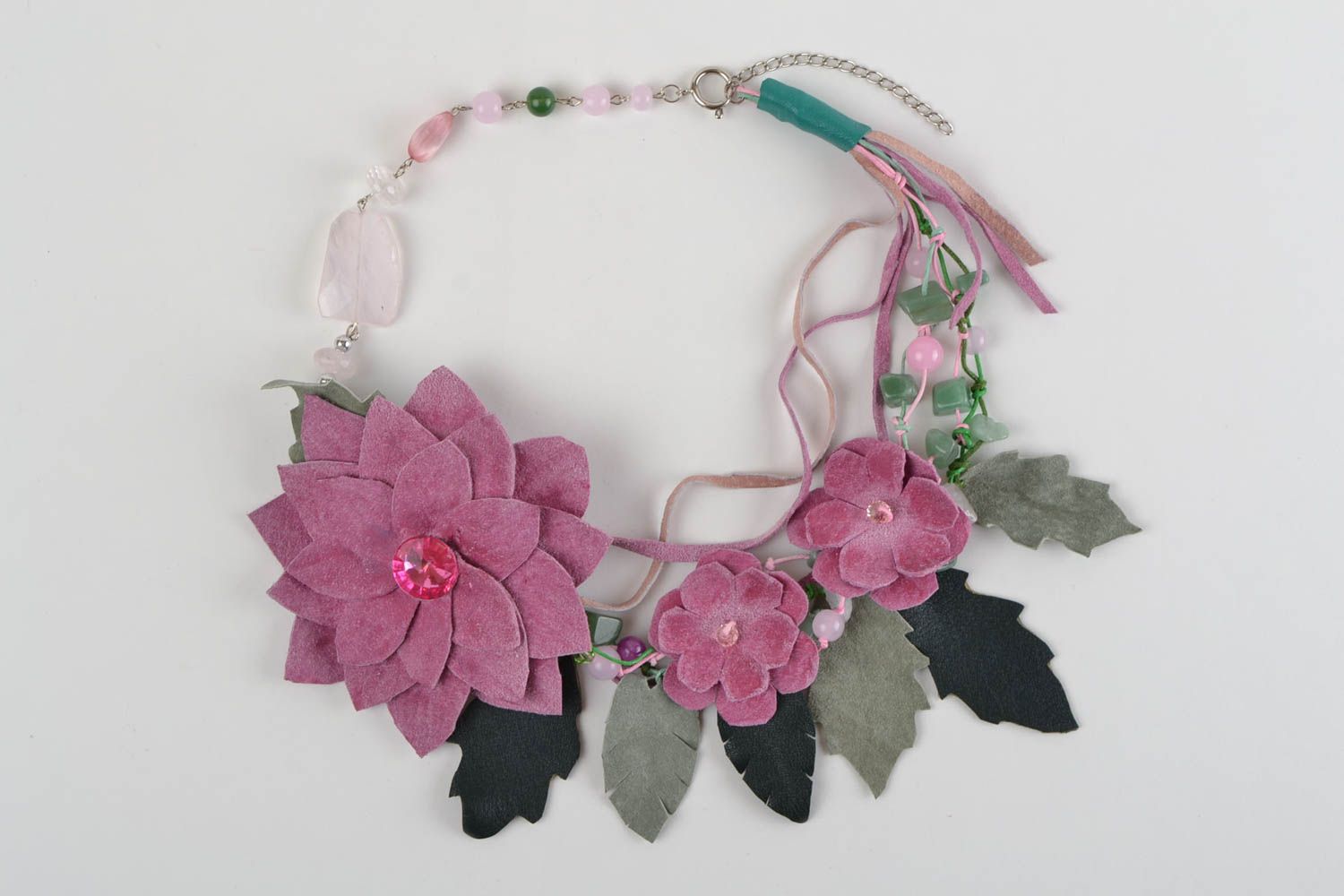 Collier en cuir naturel et pierres fait main avec fleurs volumineux rose photo 3