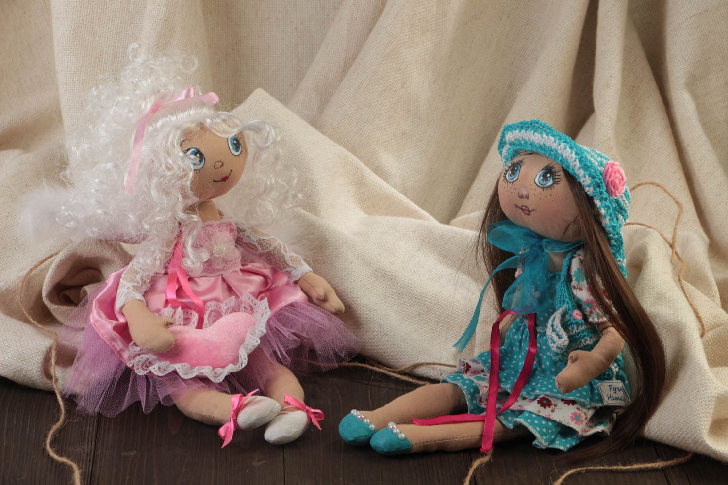 Deux poupées en tissu faites main originales décoratives de collection Amies photo 1