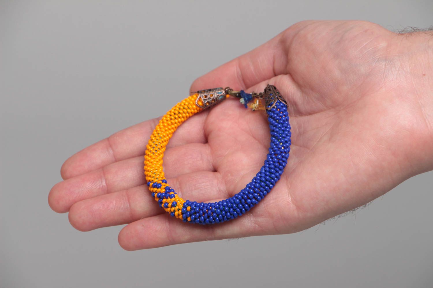 Bracelet spirale en perles de rocaille tchèques fait main jaune bleu avec fleurs photo 5