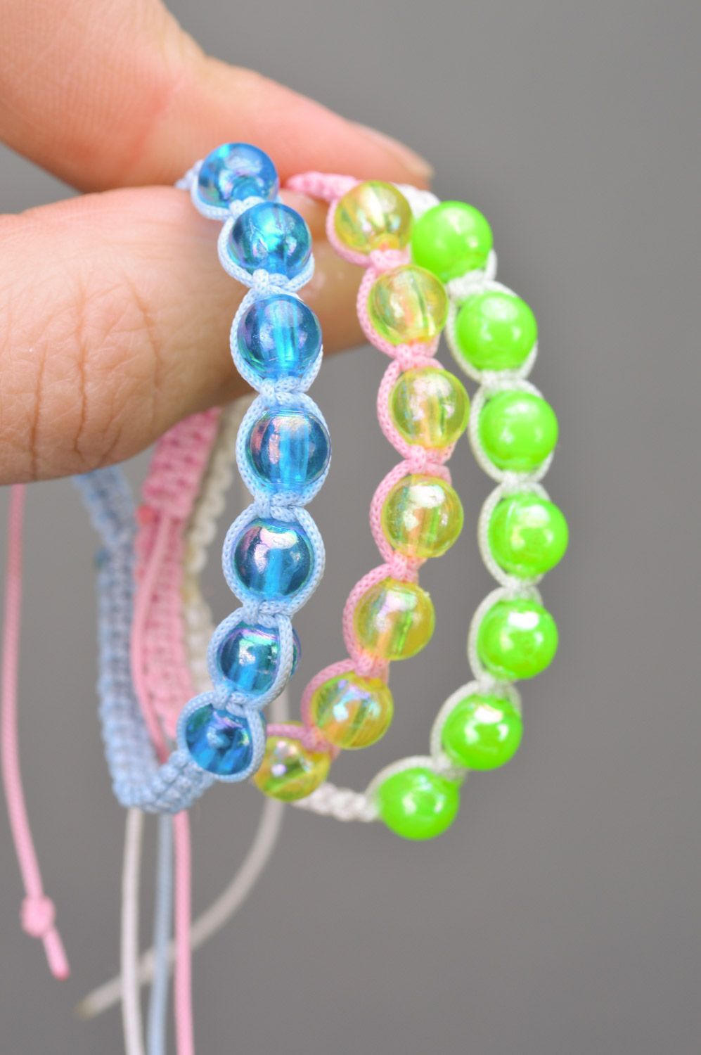 Комплект плетеных браслетов из бусин из 3 штук ручной работы разных цветов фото 3