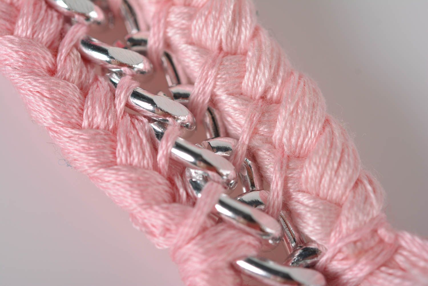 Bracelet tresse Bijou fait main Accessoire femme rose avec chaîne en métal photo 4