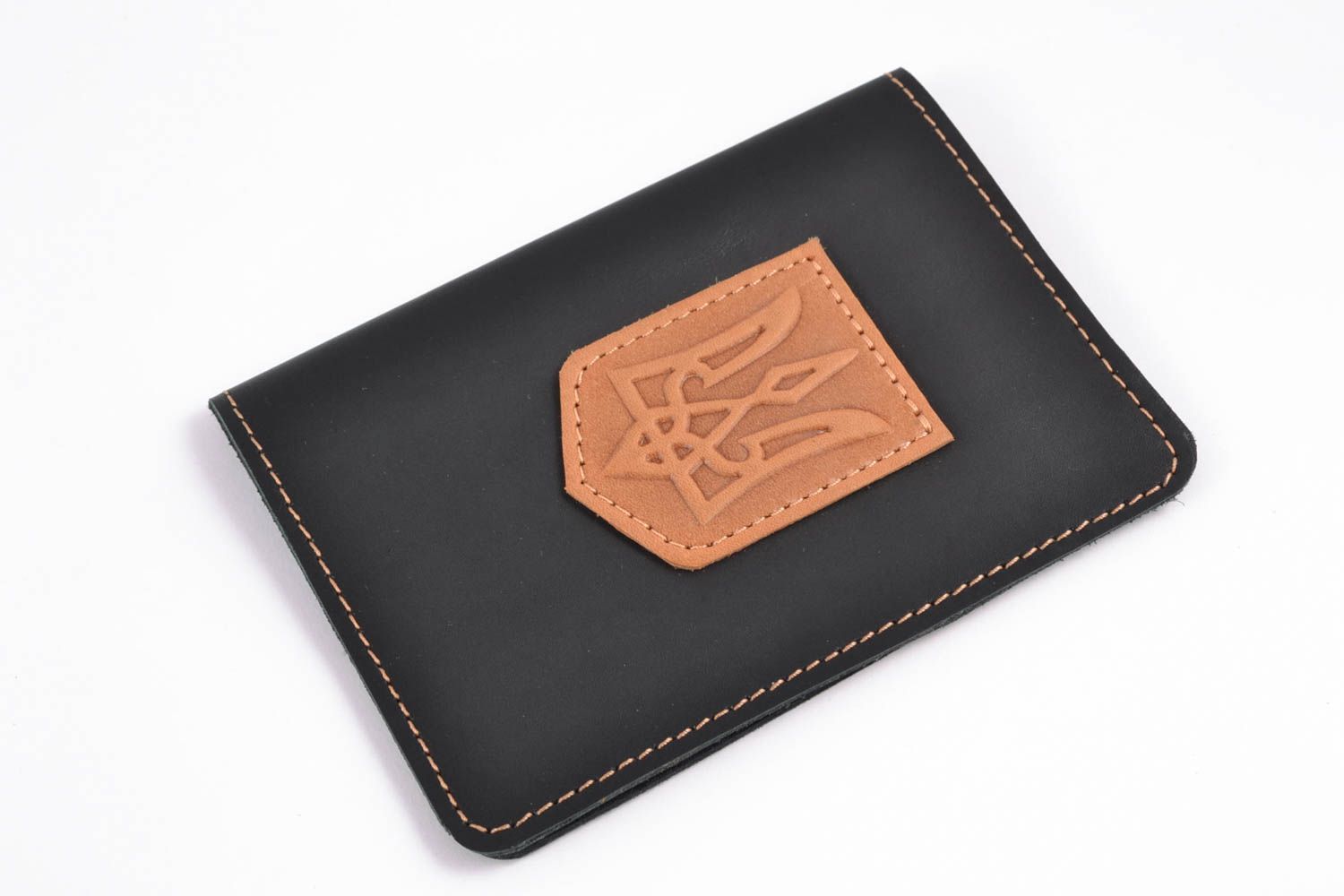 Couverture pour passeport faite main originale noire en cuir avec estampage photo 4