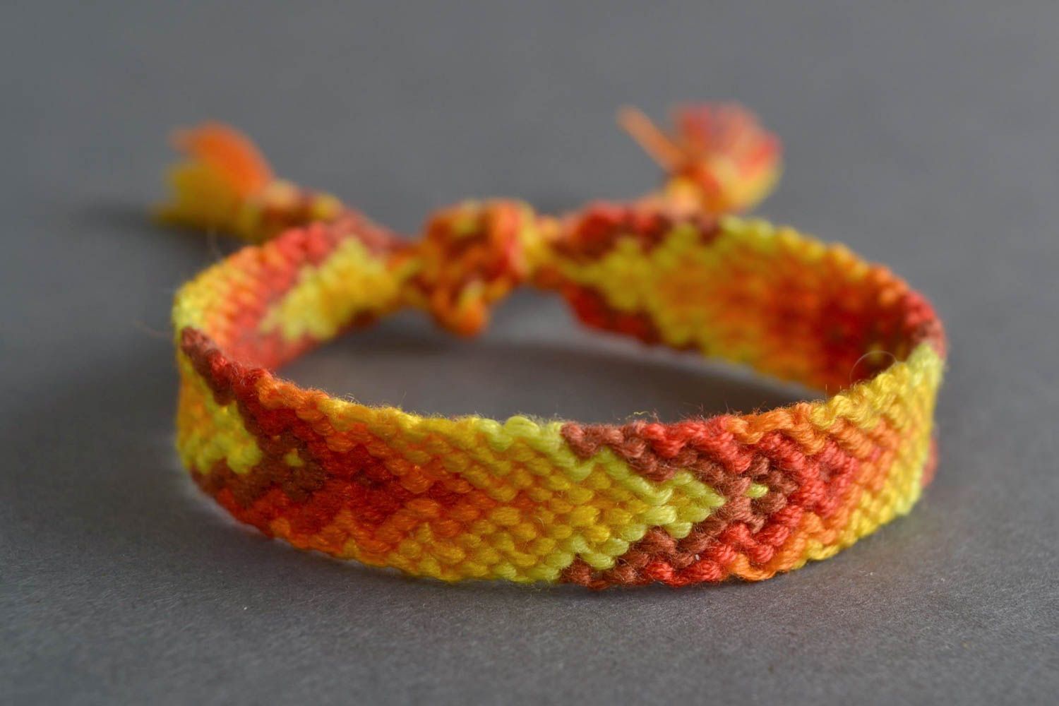 Bracelet tressé en fils jaunes et orange fin d'été fait main de style hippie photo 1
