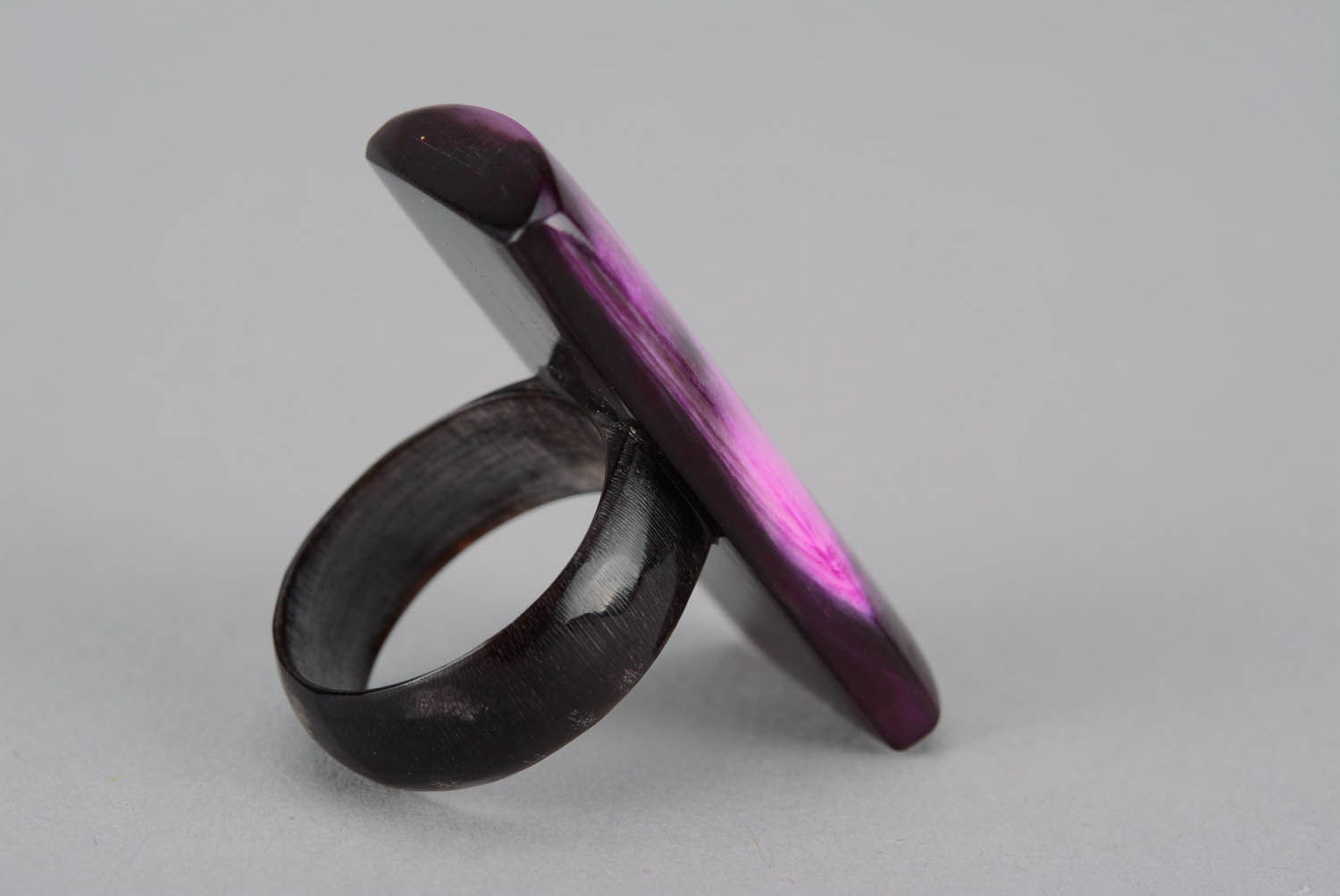 Фиолетовое прямоугольное кольцо из рога фото 5