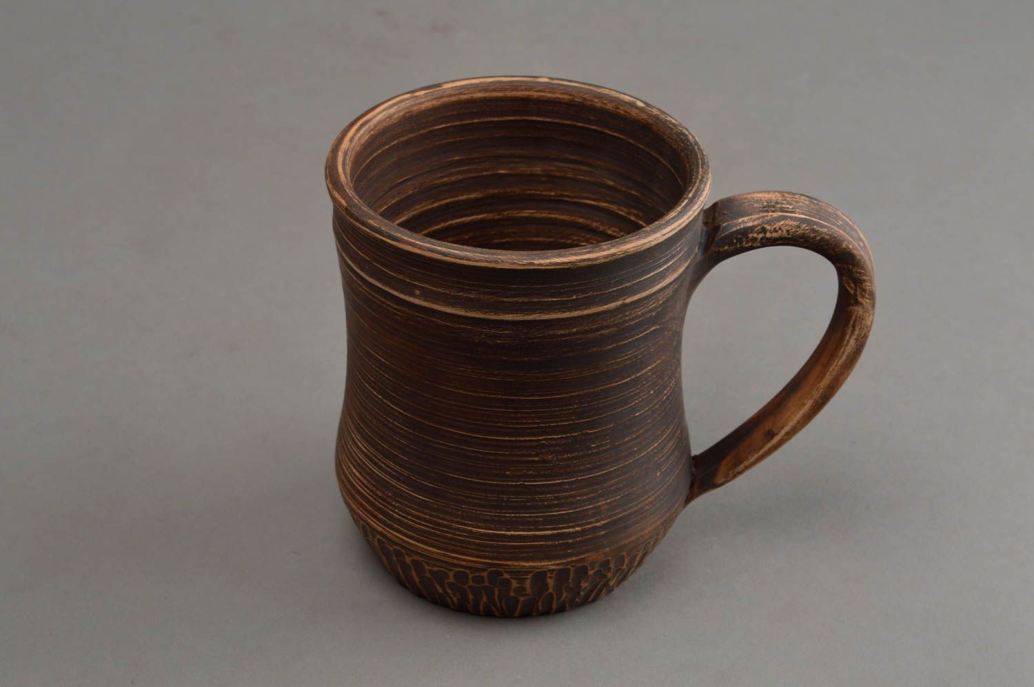 Keramische schöne Öko Ethno handgeschaffene schöne tolle braune Tasse aus Ton foto 2