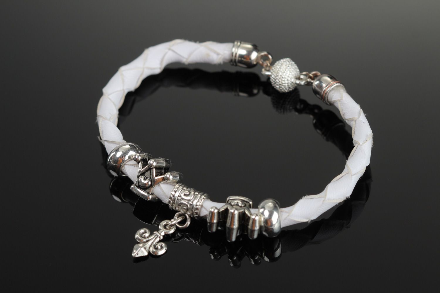 Ungewöhnliches weißes handgemachtes Armband aus Kunstleder mit Metalleinsätzen für Frauen foto 1