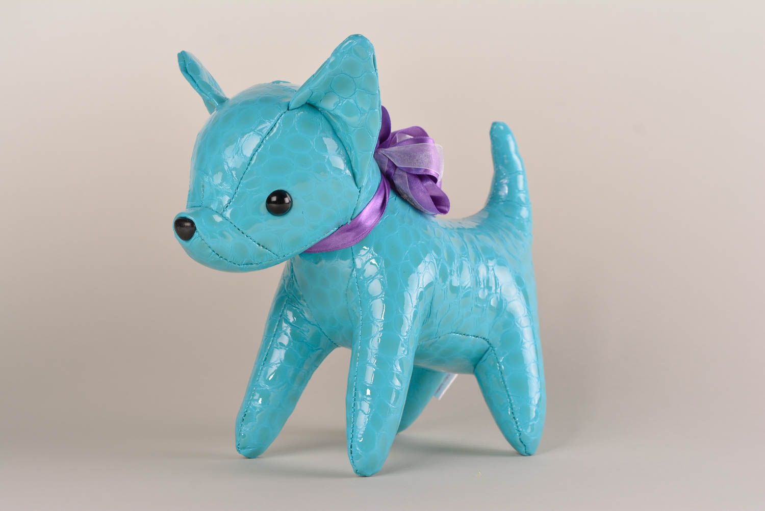 Игрушка ручной работы декор для дома игрушка из кожи голубая в виде собаки фото 1