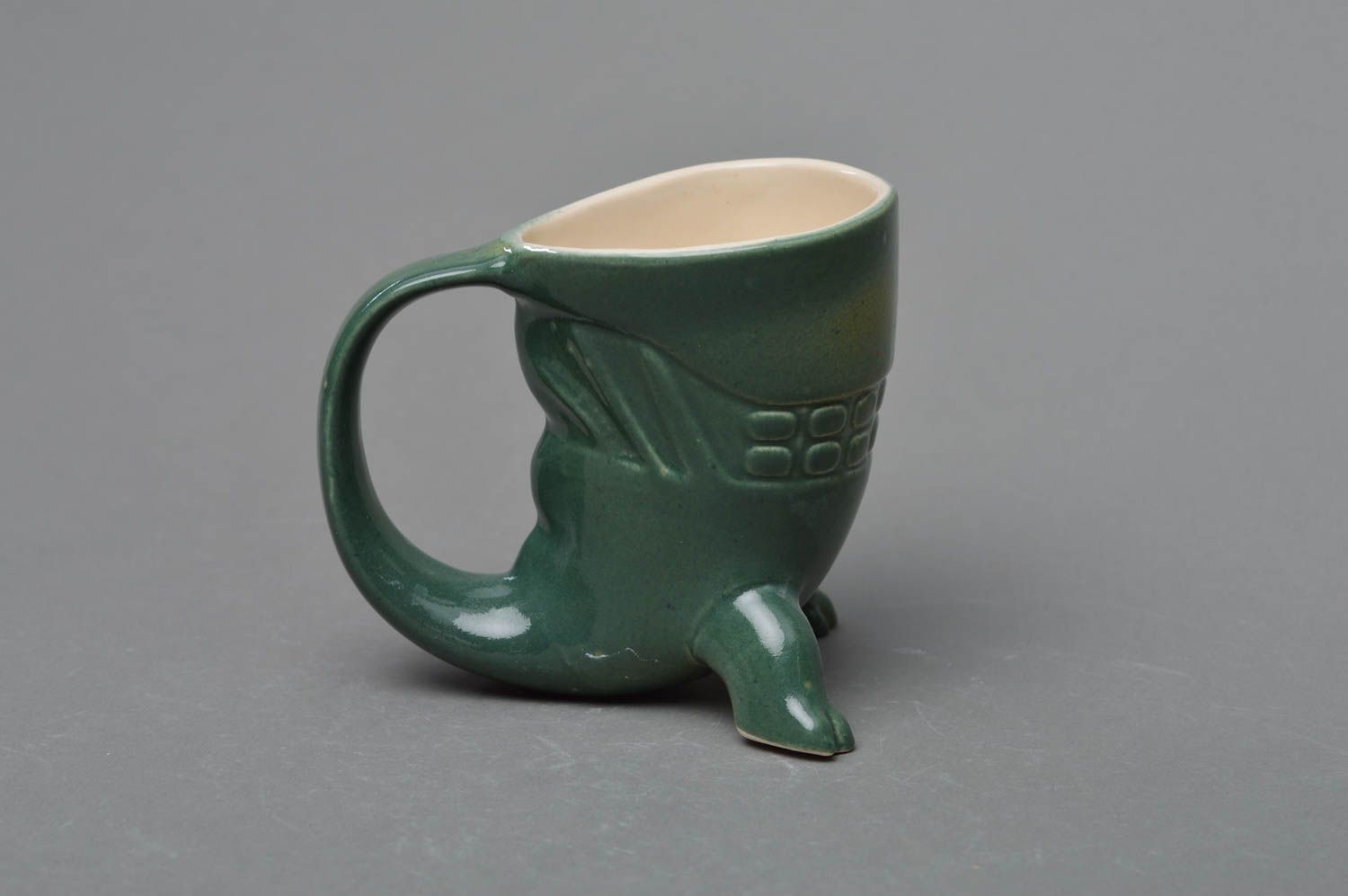 Ungewöhnliche originelle handgemachte Tasse aus Porzellan mit Glasur Bemalung foto 1
