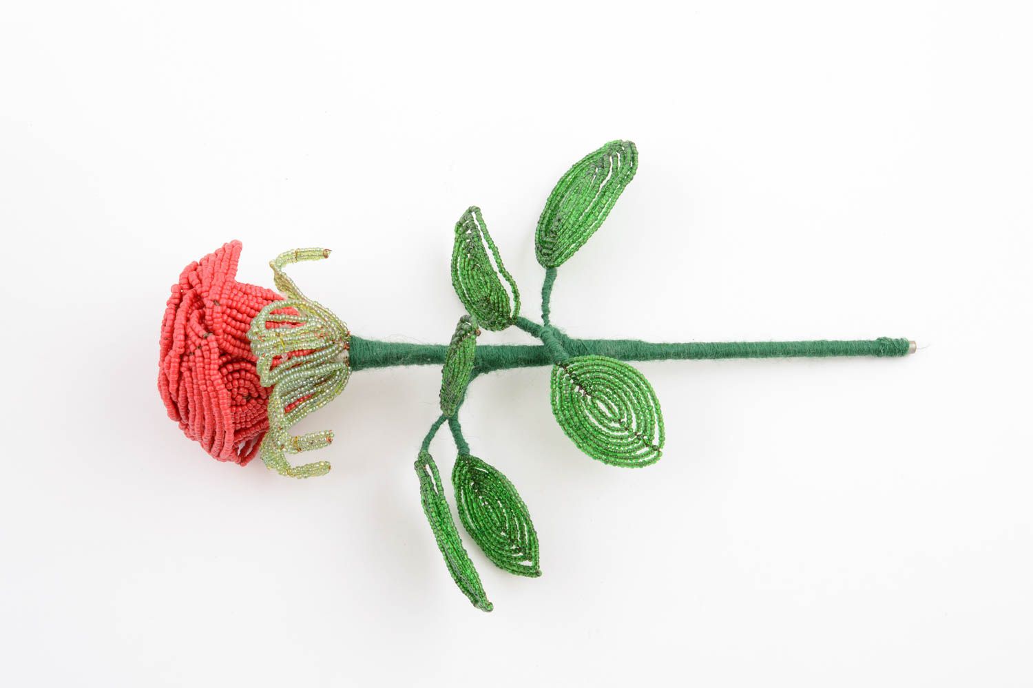 Красная роза из бисера ручной работы декоративная красивая для декора дома фото 2