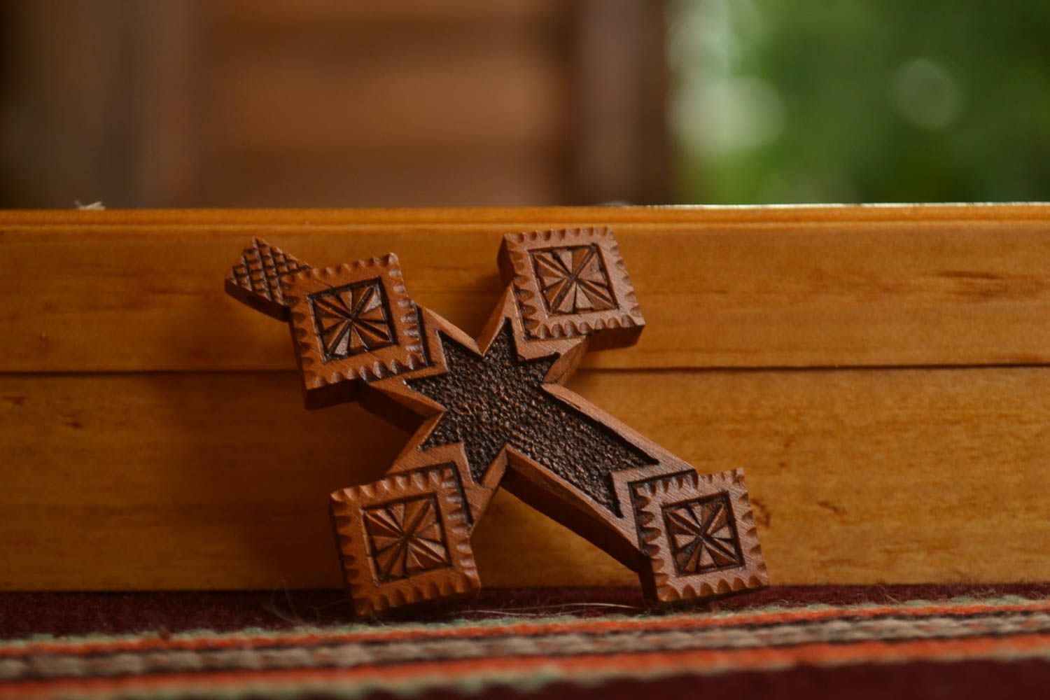 Croix pectorale faite main Pendentif en bois petit original Objet religieux photo 1