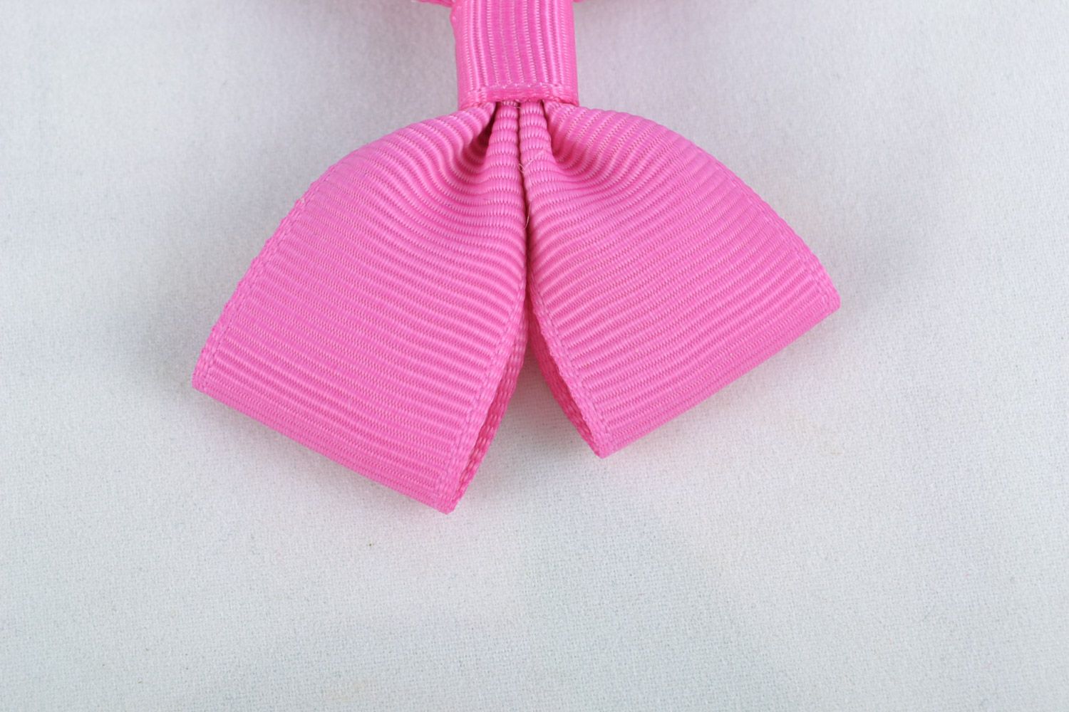 Handmade textile ribbon bow hair clip of crimson color photo 5