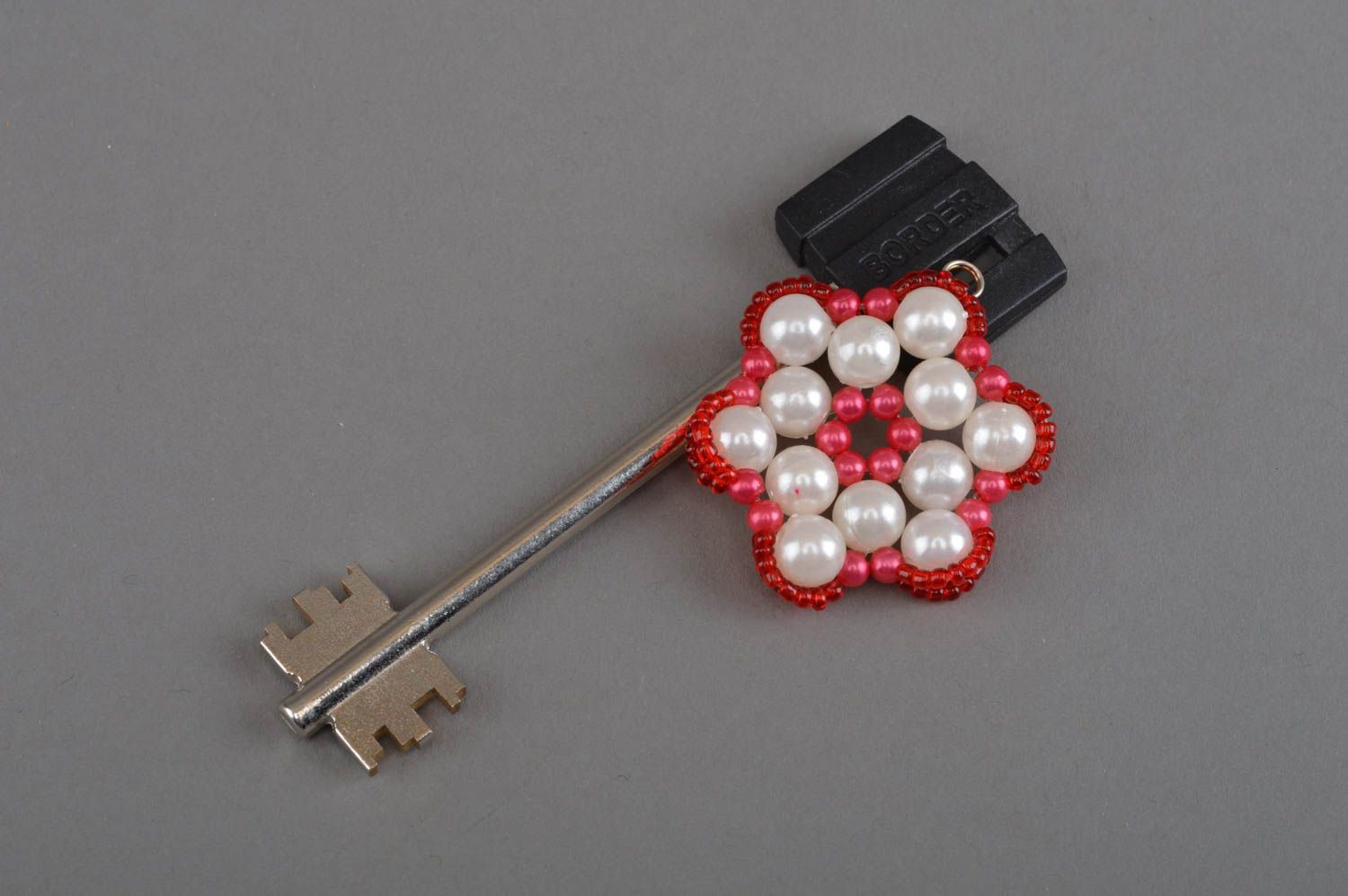 Брелок для ключей с бисером и бусинами белый с красным небольшой ручная работа фото 1