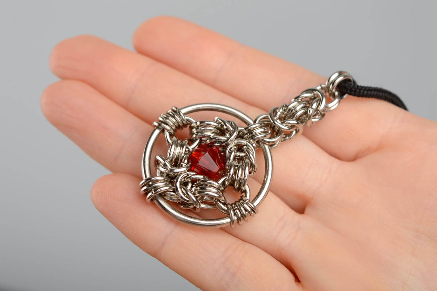 Handmade Anhänger aus Metall mit Schnur und Glaskugel foto 4