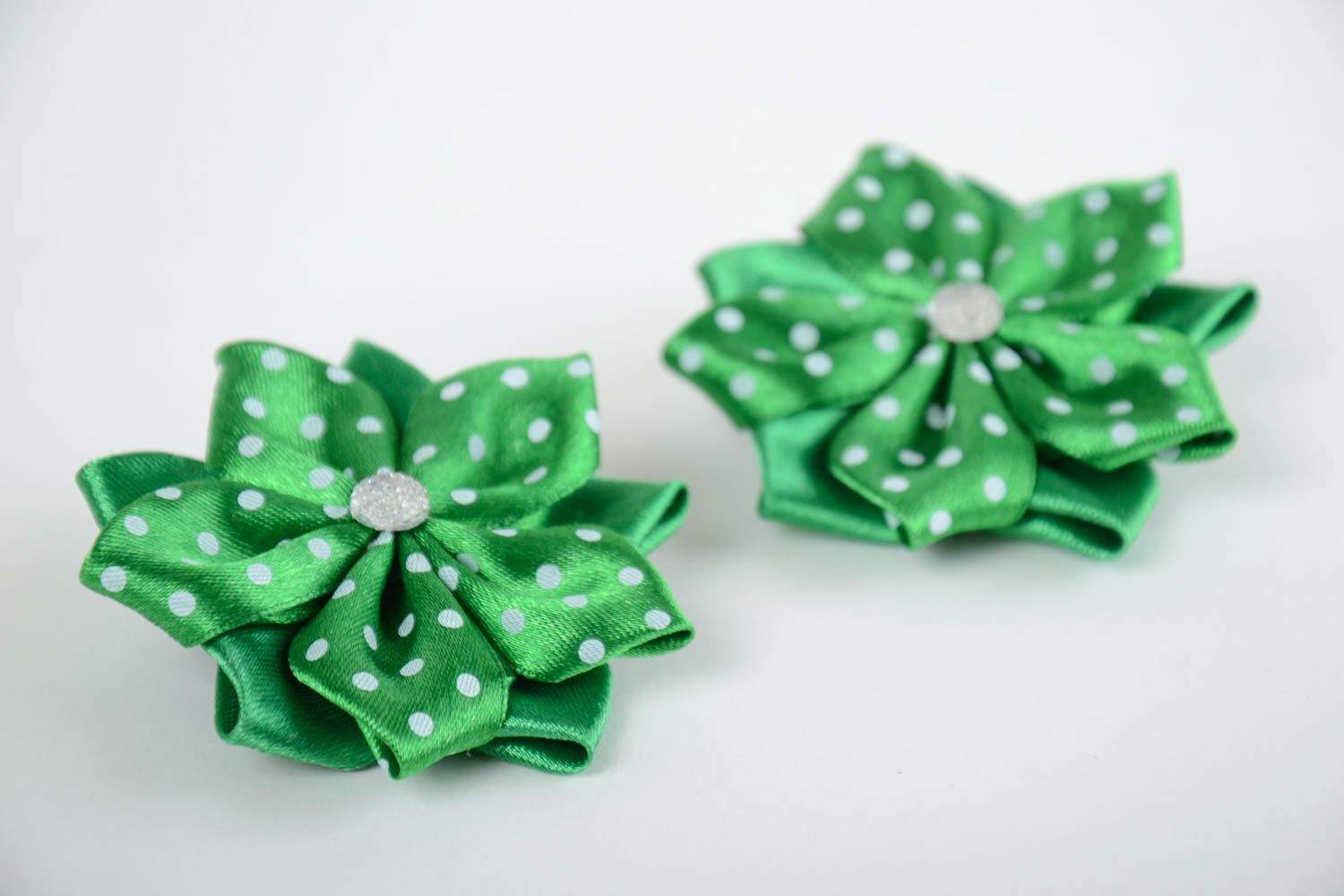 Grüne handgemachte Haarspangen aus Atlasbändern mit Blumen für Kinder 2 Stück  foto 5