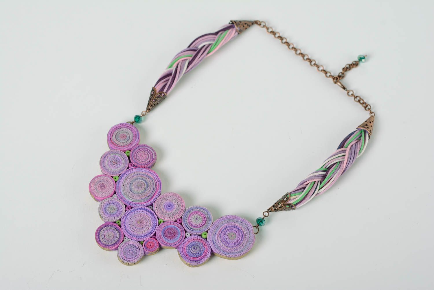 Collar hecho a mano de arcilla polimérica de color lila con cordones artesanal foto 1