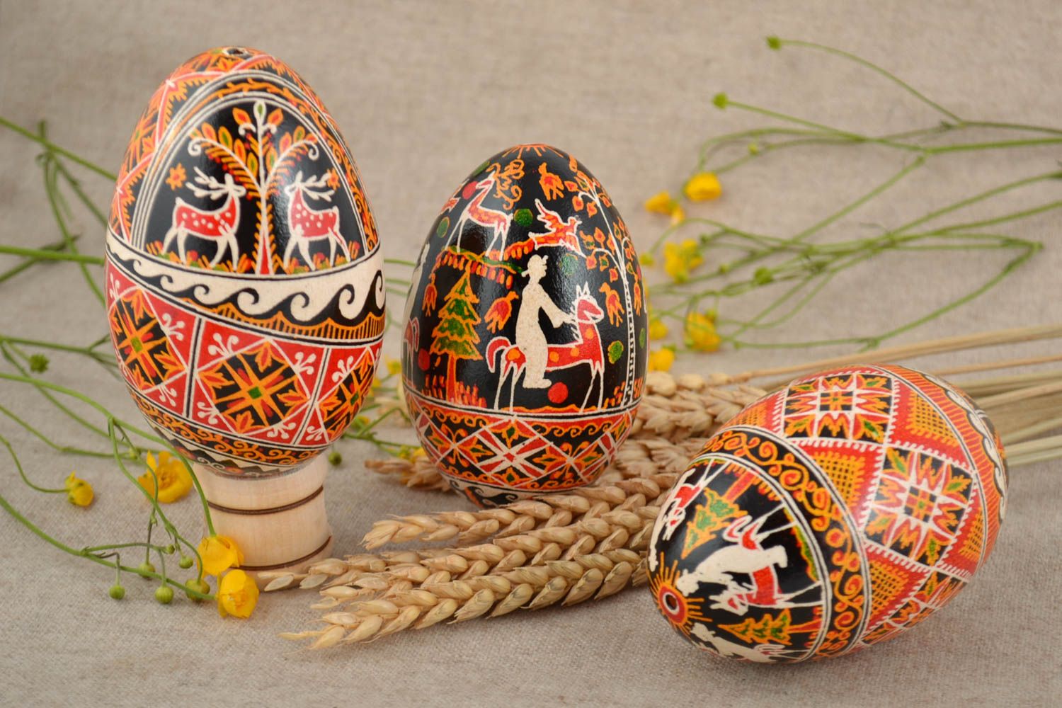 Huevos de Pascua de ganso pintados artesanales con ornamentos multicolores foto 1
